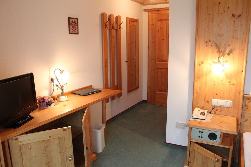 Panorama-Hotel Winklerhof Holzgau Room photo