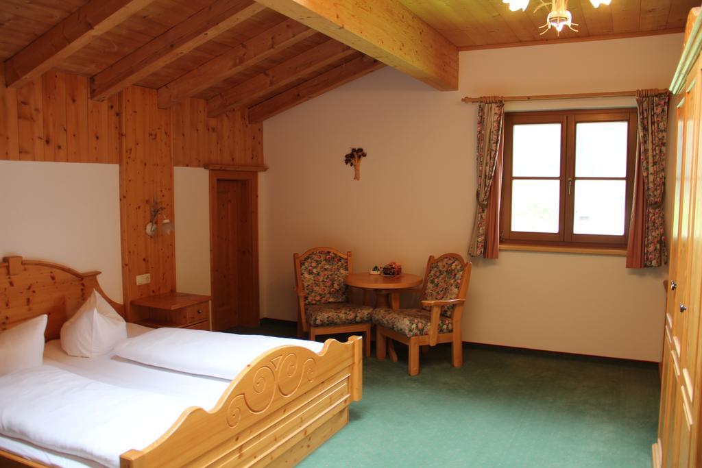 Panorama-Hotel Winklerhof Holzgau Room photo